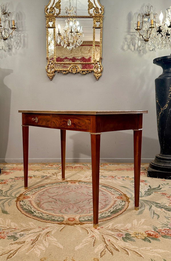 Piccola scrivania piatta in mogano in stile Luigi XVI circa 1800