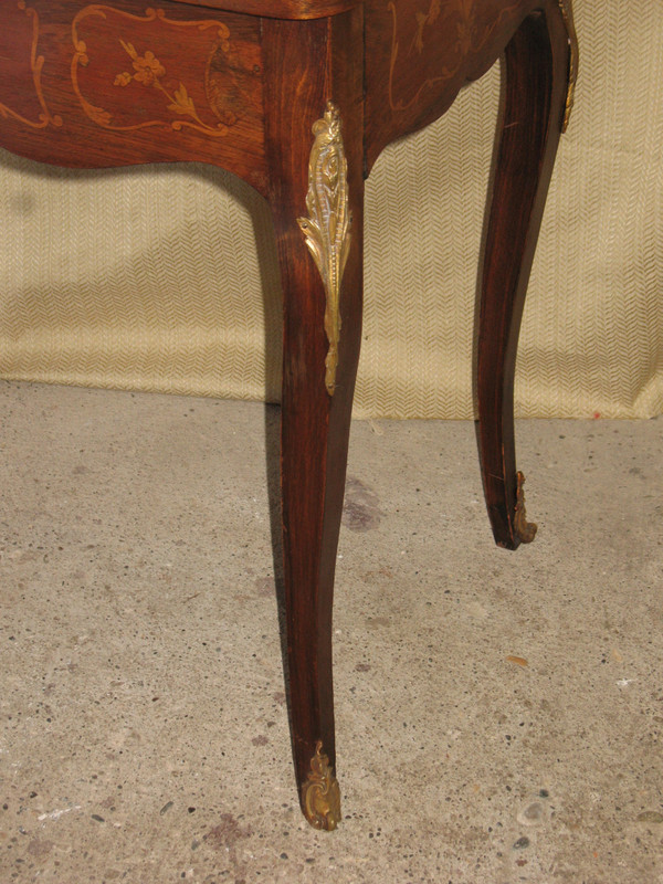 Tavolo da gioco in bronzo dorato e intarsio in stile Luigi XV della fine del XIX secolo
