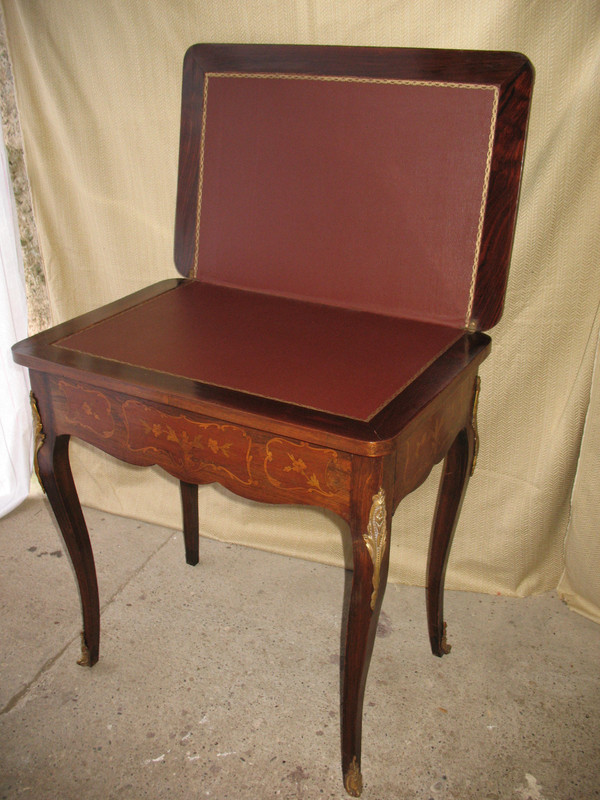Tavolo da gioco in bronzo dorato e intarsio in stile Luigi XV della fine del XIX secolo