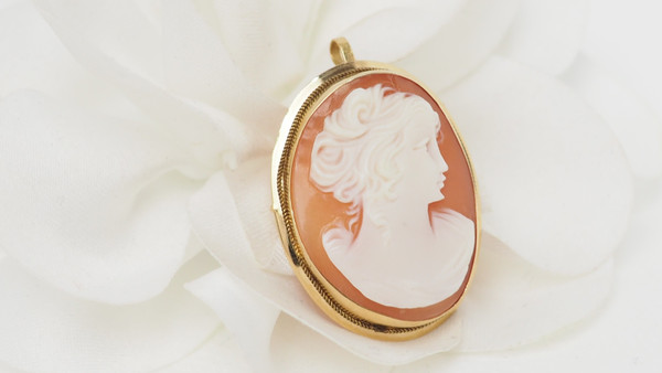 Pendentif-broche ancien en or jaune et camée