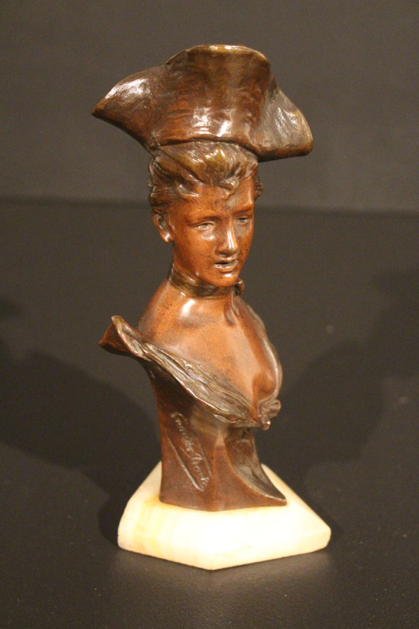  Busto di donna con cappello