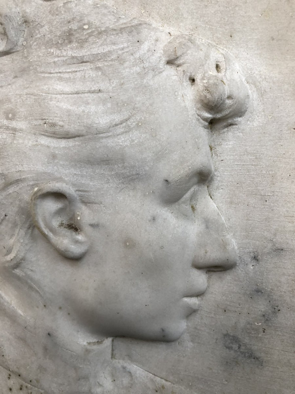 Profilo di donna a basso rilievo in marmo di Carrara Fine Ottocento