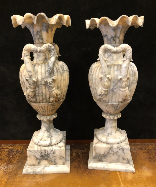 Grande Coppia di Vasi in Alabastro Italia Fine XIX Secolo H: 72 Cm