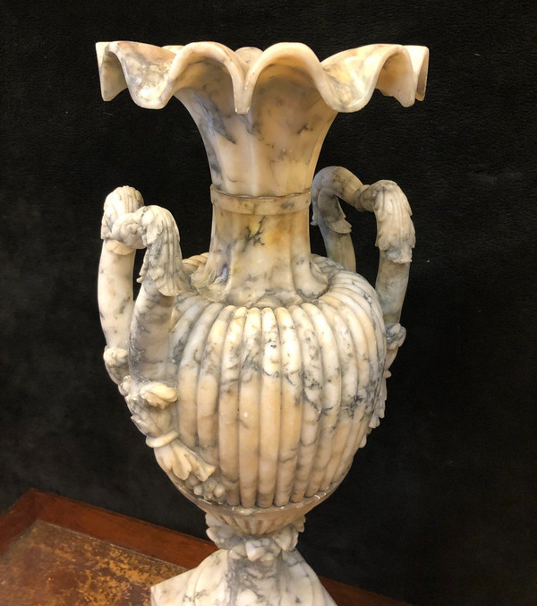 Grande Coppia di Vasi in Alabastro Italia Fine XIX Secolo H: 72 Cm