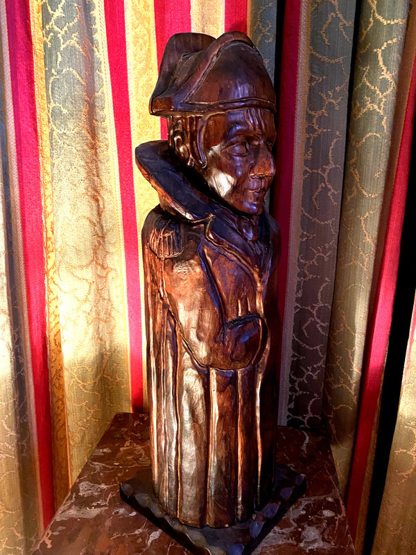 Etonnante cache à bouteille en bois sculpté a l'image de Napoléon 1ér , travail d'Art Populaire