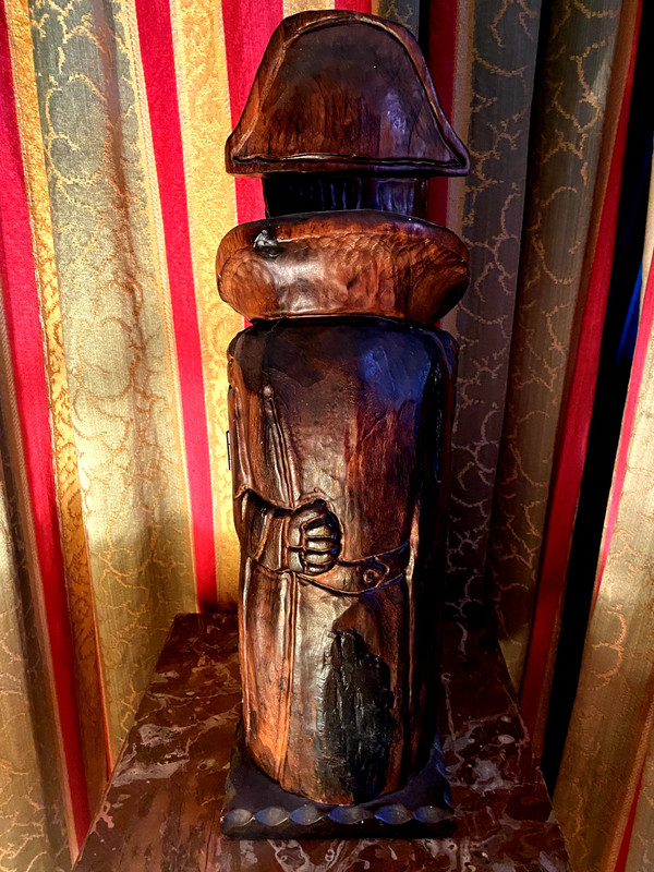 Etonnante cache à bouteille en bois sculpté a l'image de Napoléon 1ér , travail d'Art Populaire