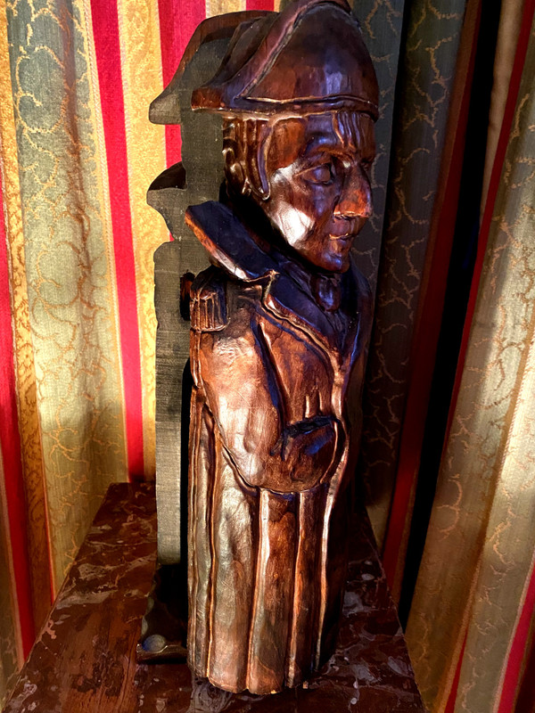 Etonnante cache à bouteille en bois sculpté a l'image de Napoléon 1ér , travail d'Art Populaire