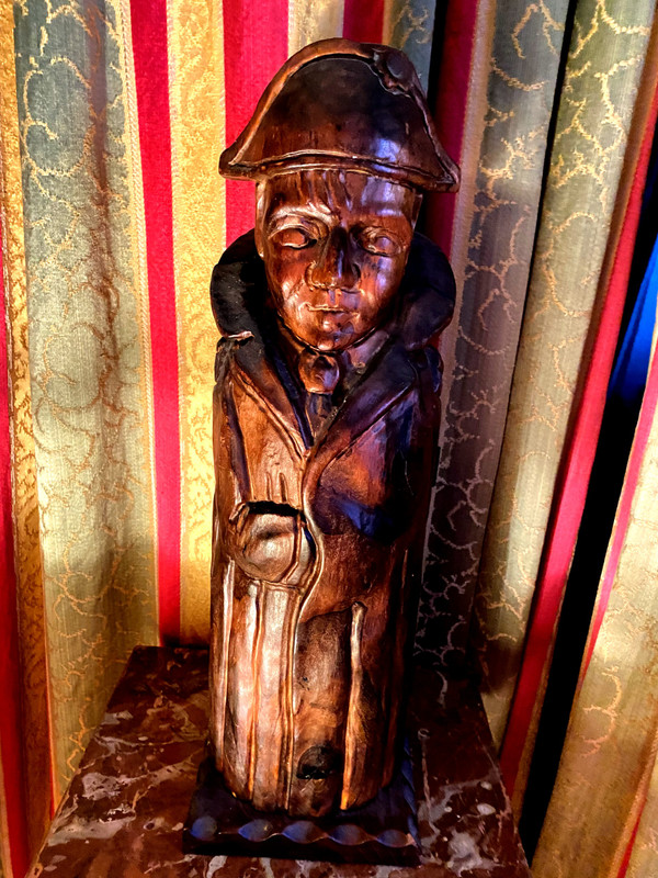 Etonnante cache à bouteille en bois sculpté a l'image de Napoléon 1ér , travail d'Art Populaire