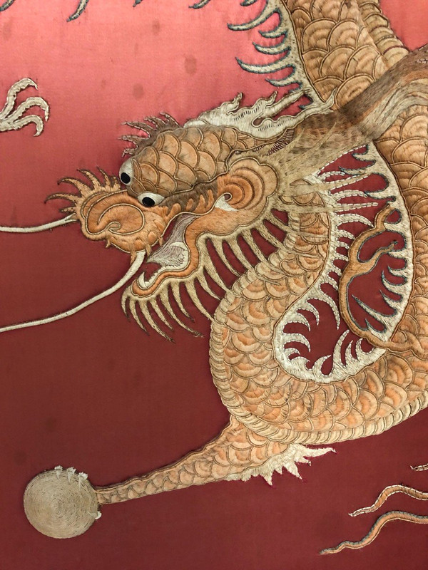 Large Chinese Embroidery Late 19th Century - Dragon A La Perle -d: 135 X 135 Cm