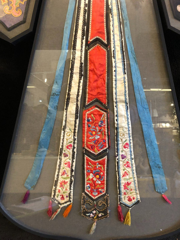 Chine XIXème - Broderies Sur Soie - Tissus Chinois