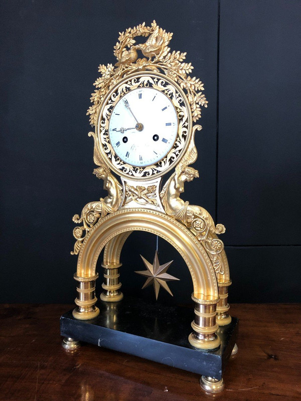 Directoire Skelettuhr aus vergoldeter Bronze – Empire