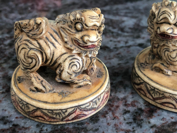 coppia di sculture cinesi in avorio "cani FO" - Okimono