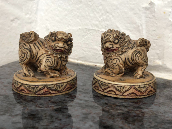 coppia di sculture cinesi in avorio "cani FO" - Okimono