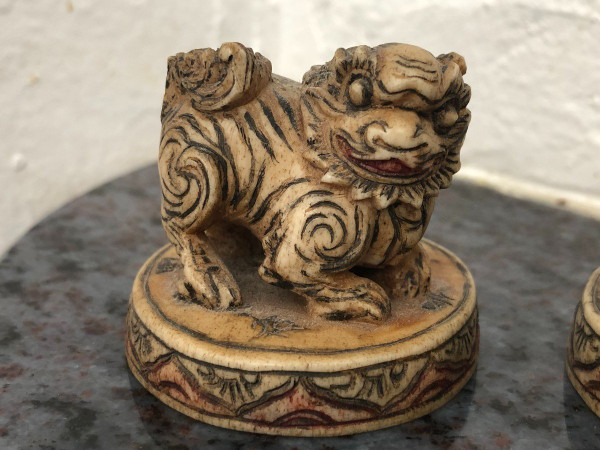 coppia di sculture cinesi in avorio "cani FO" - Okimono