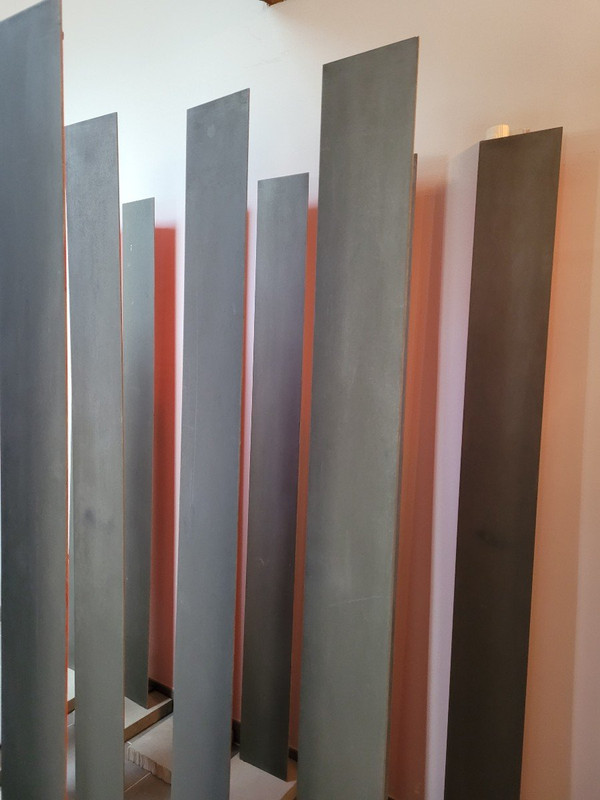 A Pirri, Installazione "Cure", Doghe in acciaio su basi in cemento, XX Secolo