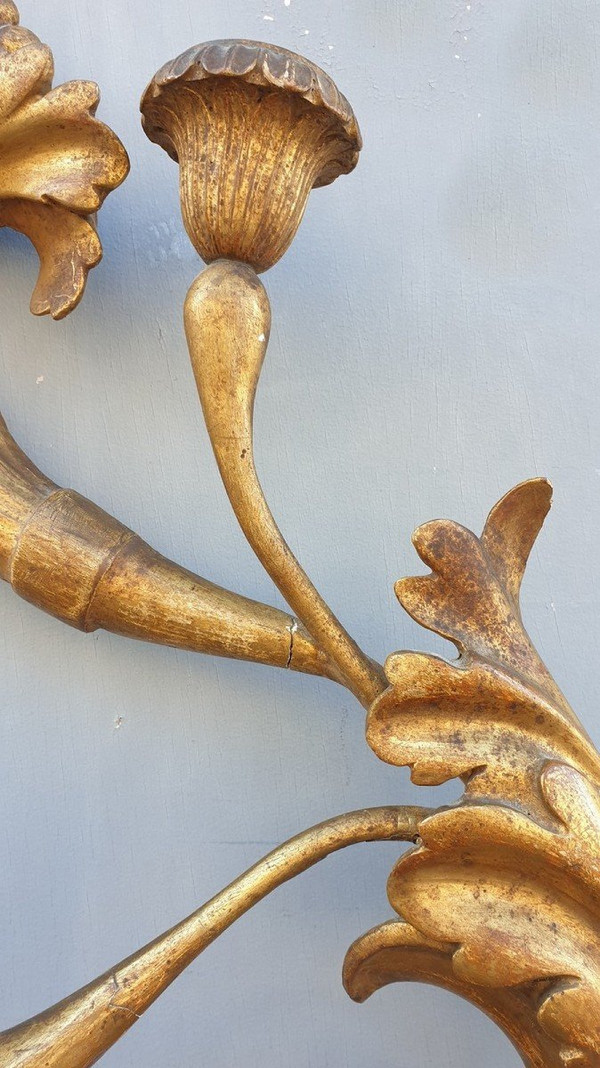 Lampada da parete grande in legno intagliato e dorato, Toscana XIX secolo