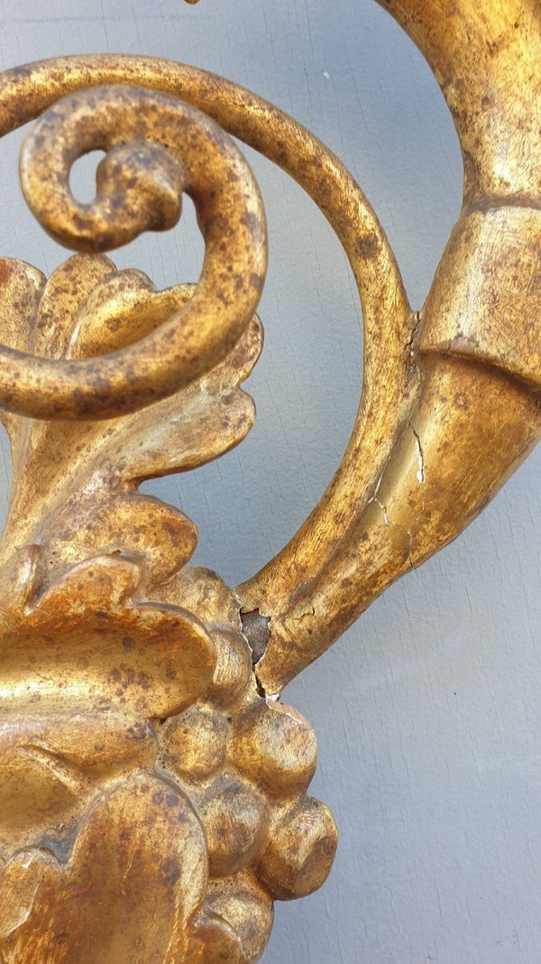Lampada da parete grande in legno intagliato e dorato, Toscana XIX secolo