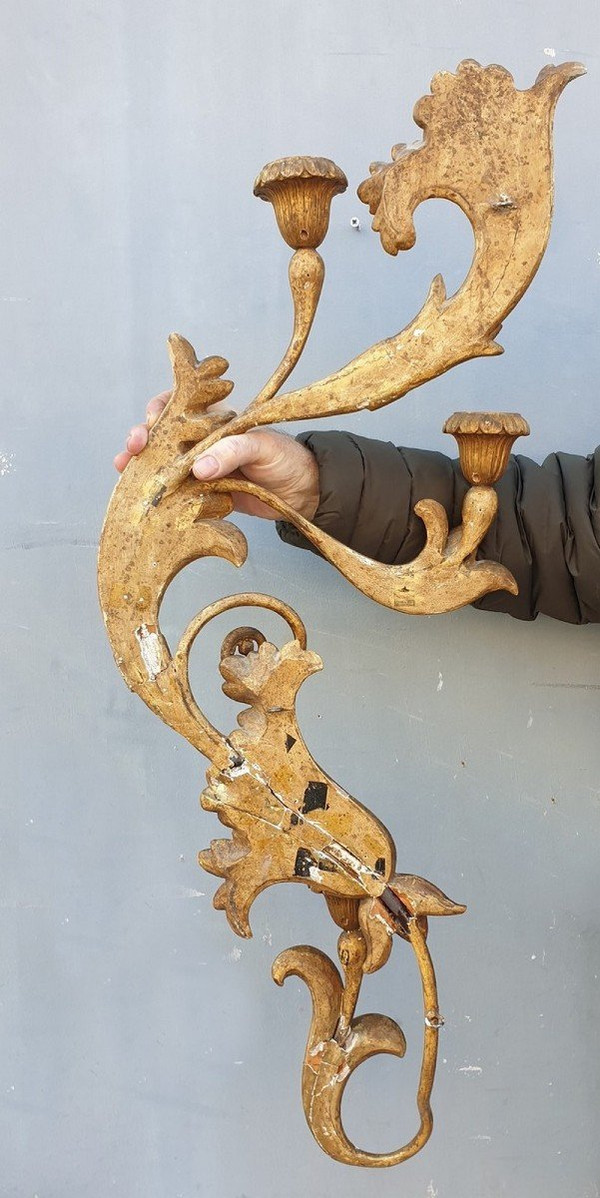 Lampada da parete grande in legno intagliato e dorato, Toscana XIX secolo