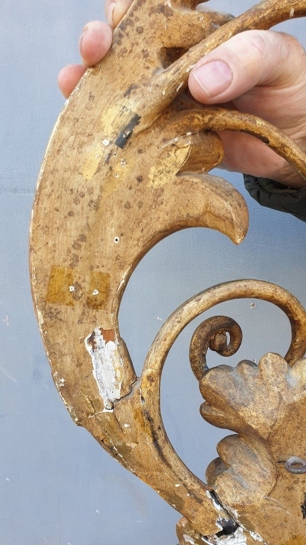 Lampada da parete grande in legno intagliato e dorato, Toscana XIX secolo