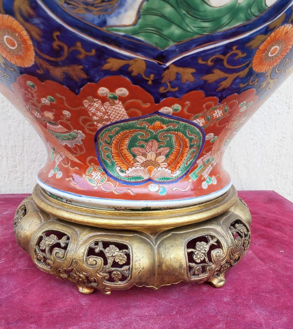 Grande vaso Imari con bronzo, fine del XIX secolo