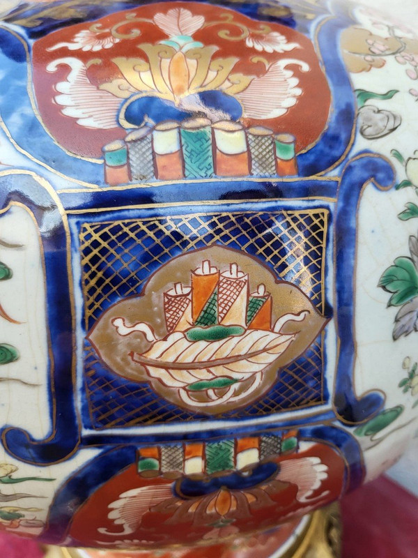 Grande vaso Imari con bronzo, fine del XIX secolo