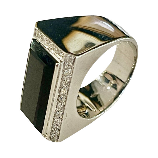 Anello Chevalière in oro, diamanti e onice