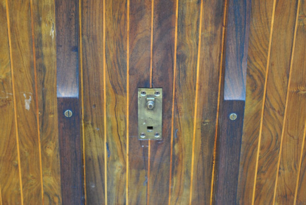 Tavolo "Campanino" in legno esotico intarsiato, firmato, XIX secolo