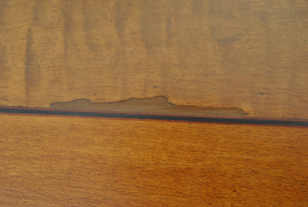 Tavolo "Campanino" in legno esotico intarsiato, firmato, XIX secolo