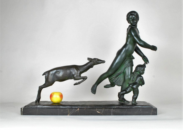 G Gori, Grande donna che corre in bronzo con cerva, XX secolo