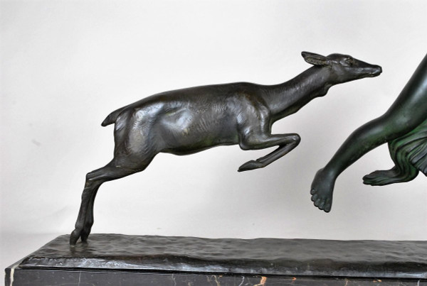 G Gori, Grande donna che corre in bronzo con cerva, XX secolo