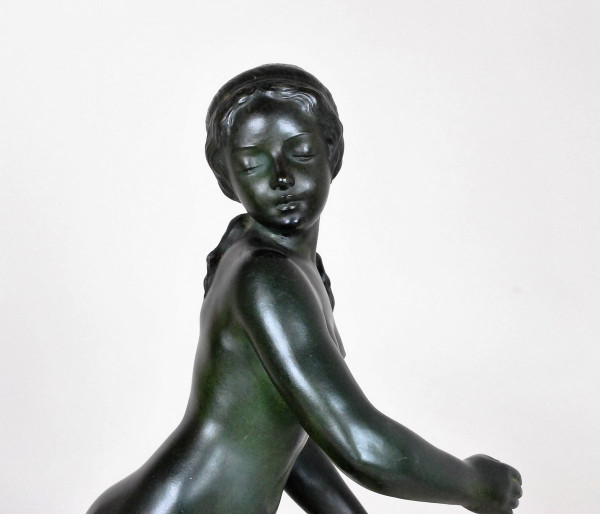 G Gori, Grande donna che corre in bronzo con cerva, XX secolo