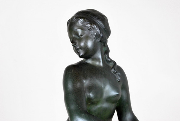G Gori, Grande donna che corre in bronzo con cerva, XX secolo