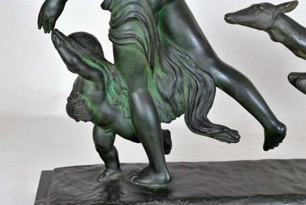 G Gori, Grande donna che corre in bronzo con cerva, XX secolo