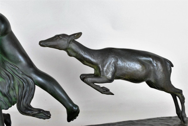 G Gori, Grande donna che corre in bronzo con cerva, XX secolo