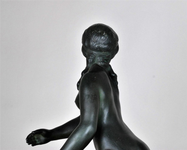 G Gori, Grande donna che corre in bronzo con cerva, XX secolo