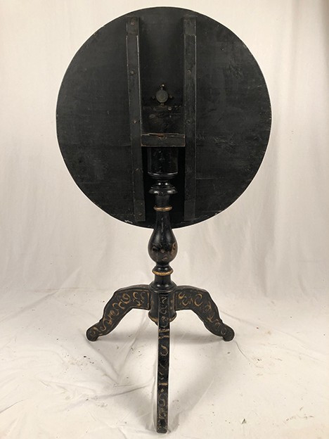 Guéridon basculant Napoléon III, bois noirci burgauté