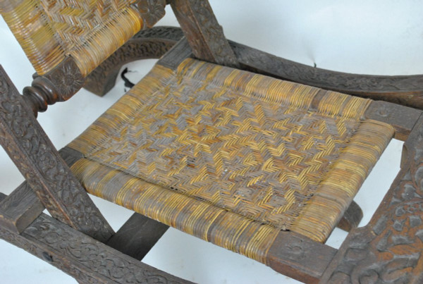 Sedia pieghevole in legno esotico intagliato e canna, Asia, Fine XIX/Inizio XX secolo