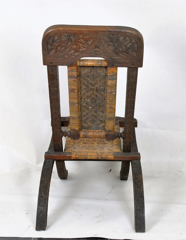 Sedia pieghevole in legno esotico intagliato e canna, Asia, Fine XIX/Inizio XX secolo