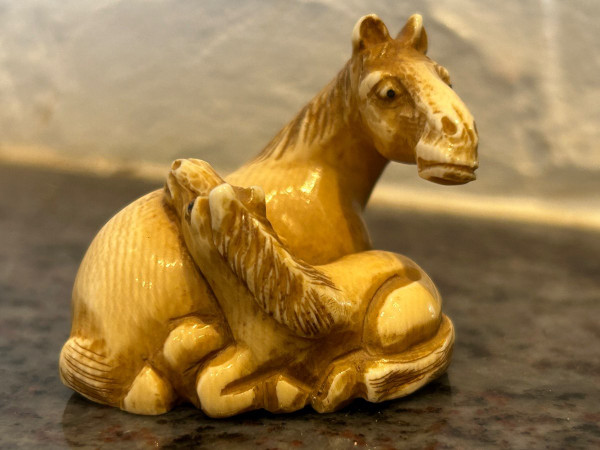 Netsuke - Cavalli Okimono in avorio Inizio XIX secolo
