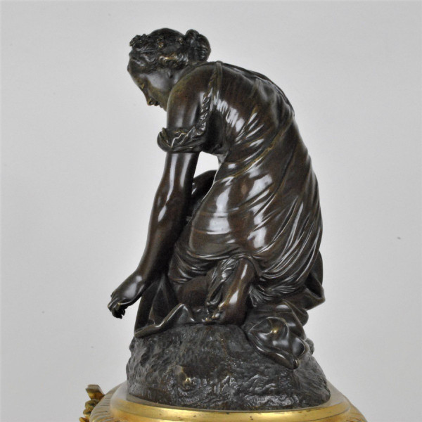 Orologio in bronzo, donna con fiori, Schenewerk, XIX secolo