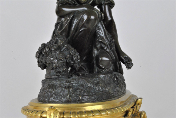 Orologio in bronzo, donna con fiori, Schenewerk, XIX secolo