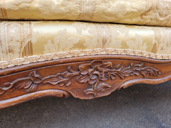 *Offre spéciale *Large Louis XV Period Walnut Bench, 18th Century
