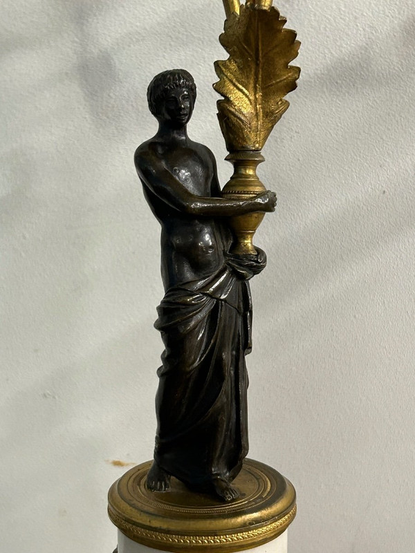 Paar patinierte vergoldete Bronze- und Empire-Marmor-Kandelaber