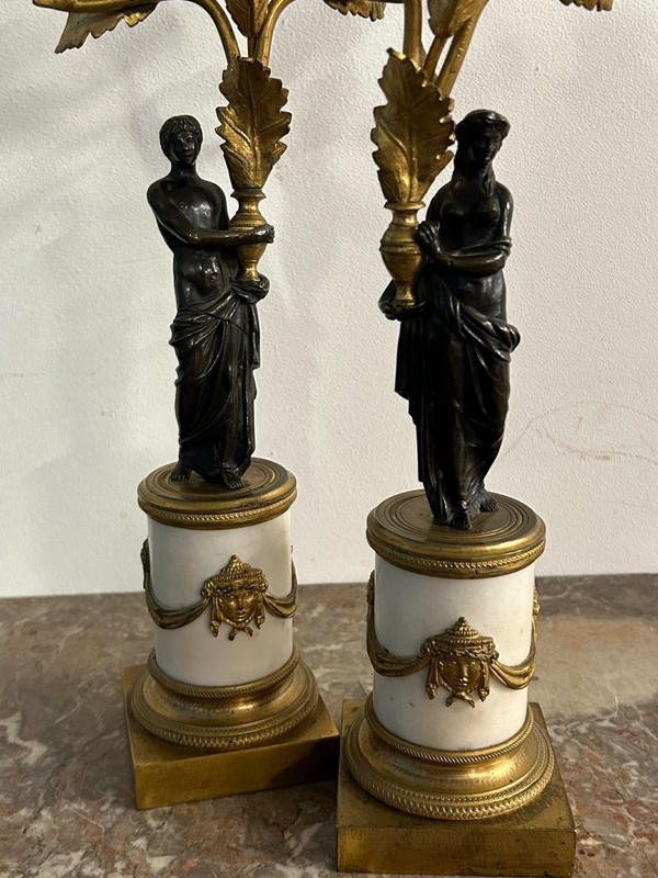 Paar patinierte vergoldete Bronze- und Empire-Marmor-Kandelaber