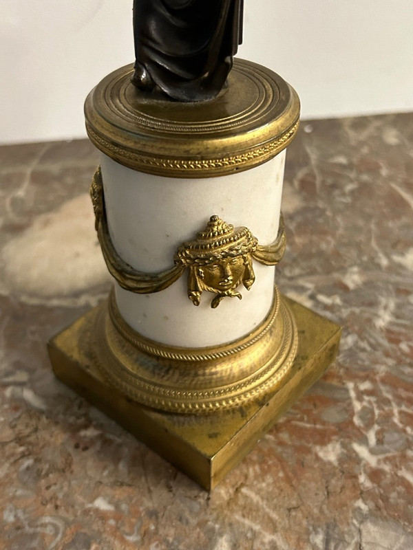 Paar patinierte vergoldete Bronze- und Empire-Marmor-Kandelaber