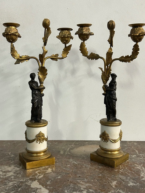 Paar patinierte vergoldete Bronze- und Empire-Marmor-Kandelaber