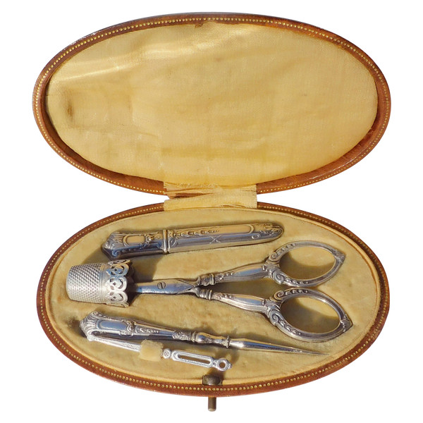 Kit da cucito Forbici in argento sterling, ditale, custodia per aghi, fine del XIX secolo, inizio del XX secolo