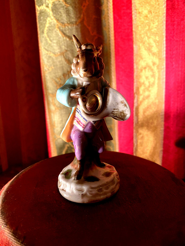 Beautiful horn player rabbit in polychrome porcelain from the 18th century, Germany