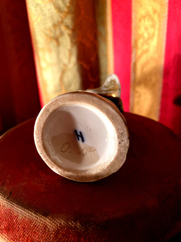 Beautiful horn player rabbit in polychrome porcelain from the 18th century, Germany
