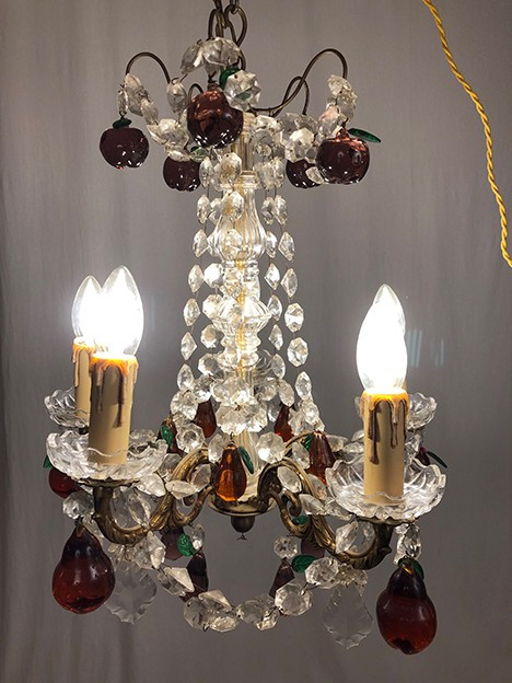 Lampadario in bronzo dorato, pendenti in cristallo e pendenti in vetro colorato a forma di frutti, fine '800